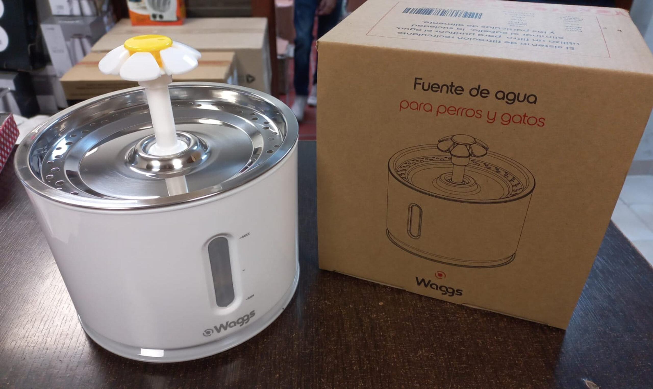 fuente de agua- bebedero- para mascotas waggs petf02 recirculante 2,4 litros